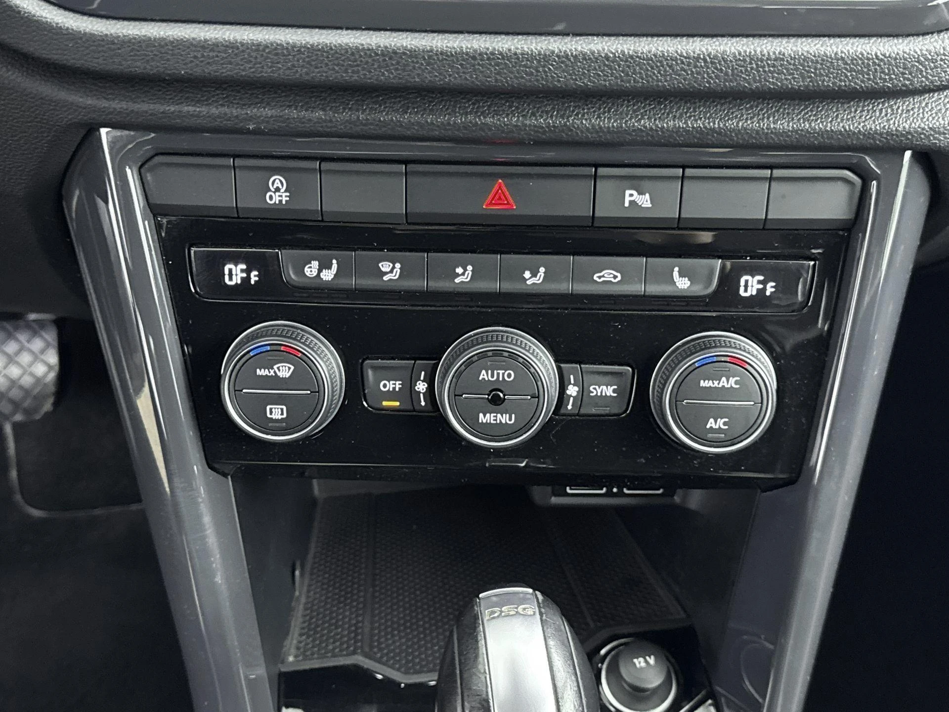Volkswagen-T-Roc-image-18