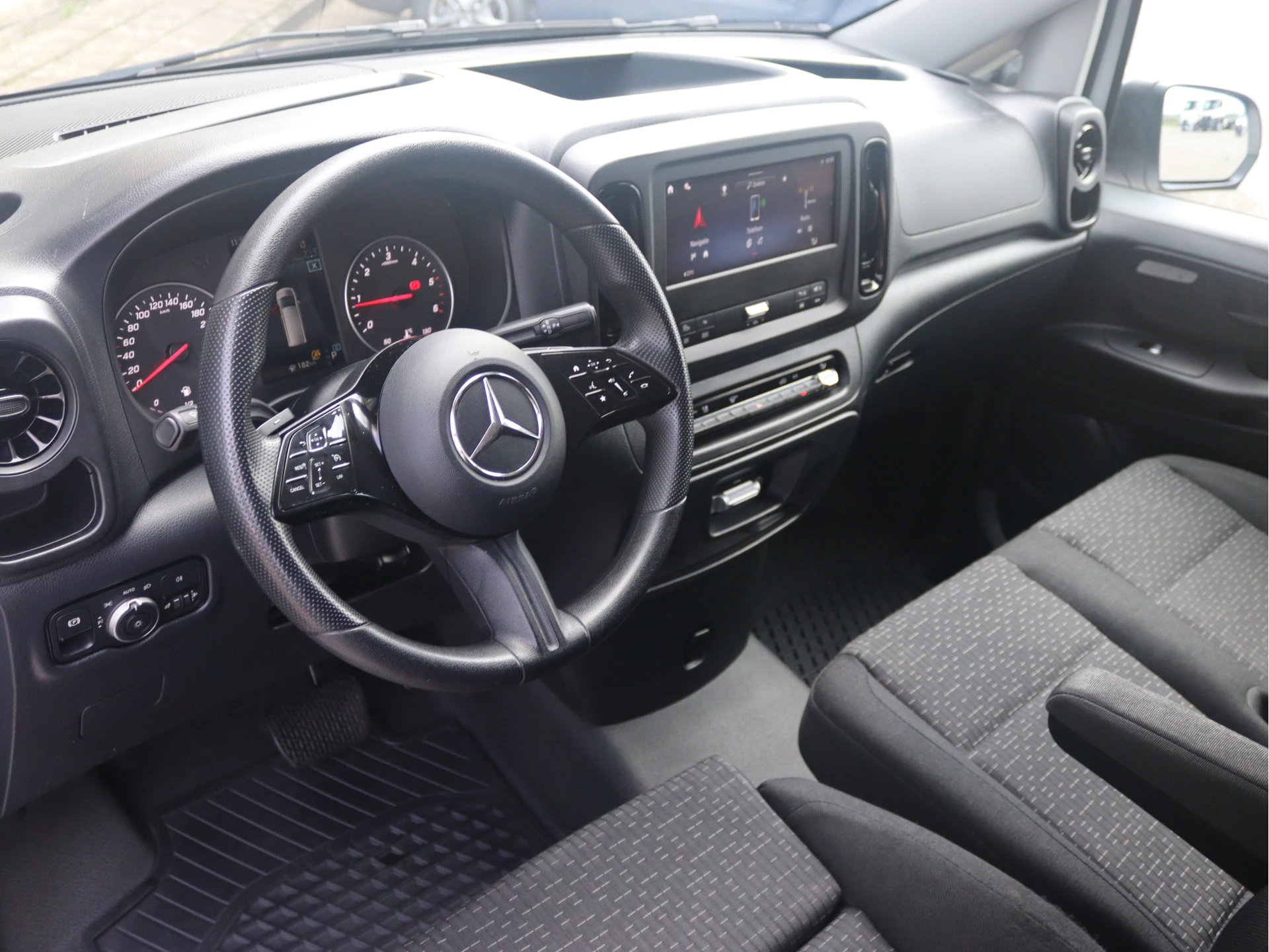 Mercedes-Benz-Vito-image-3