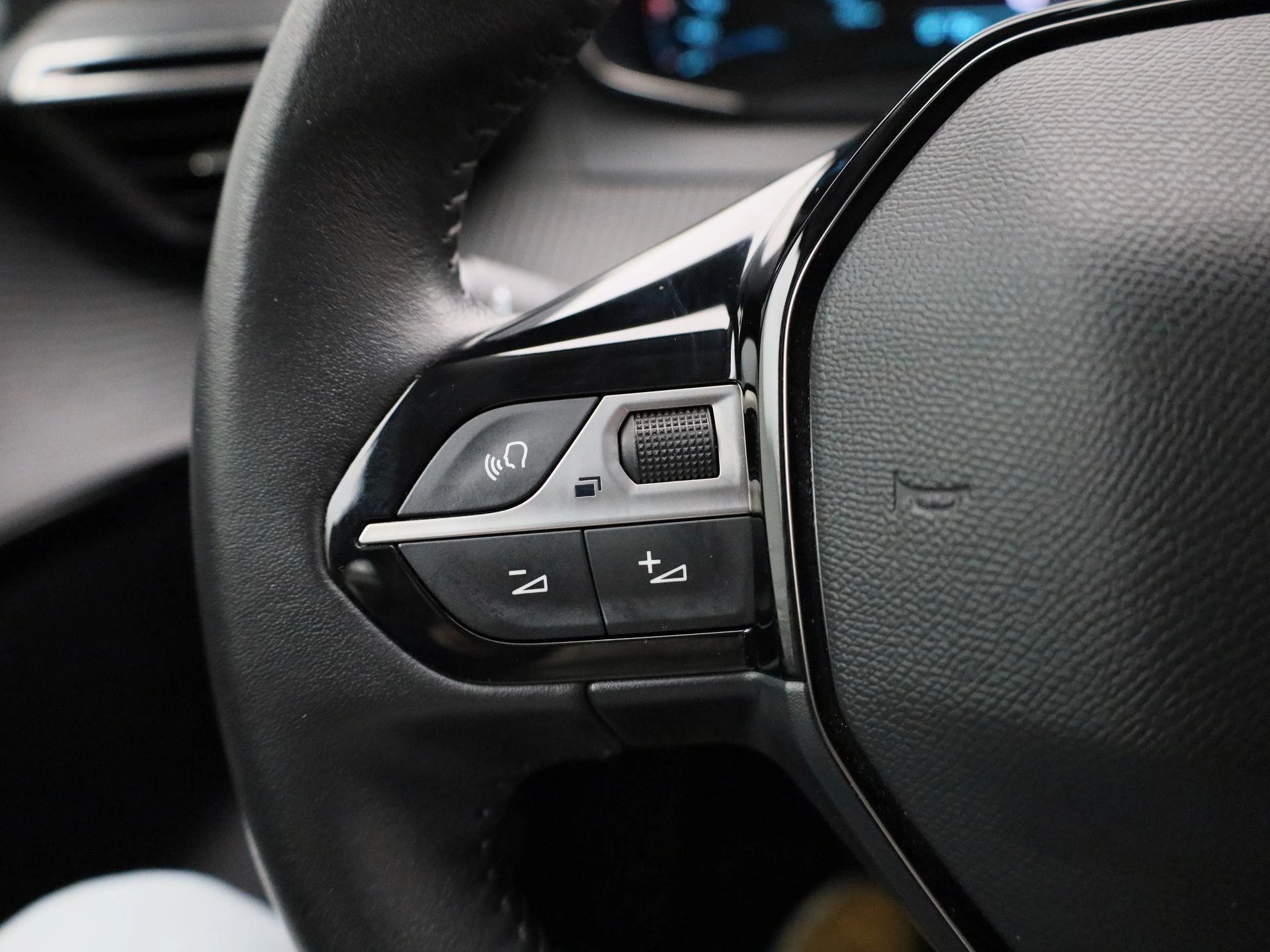 Peugeot-e-208-image-17