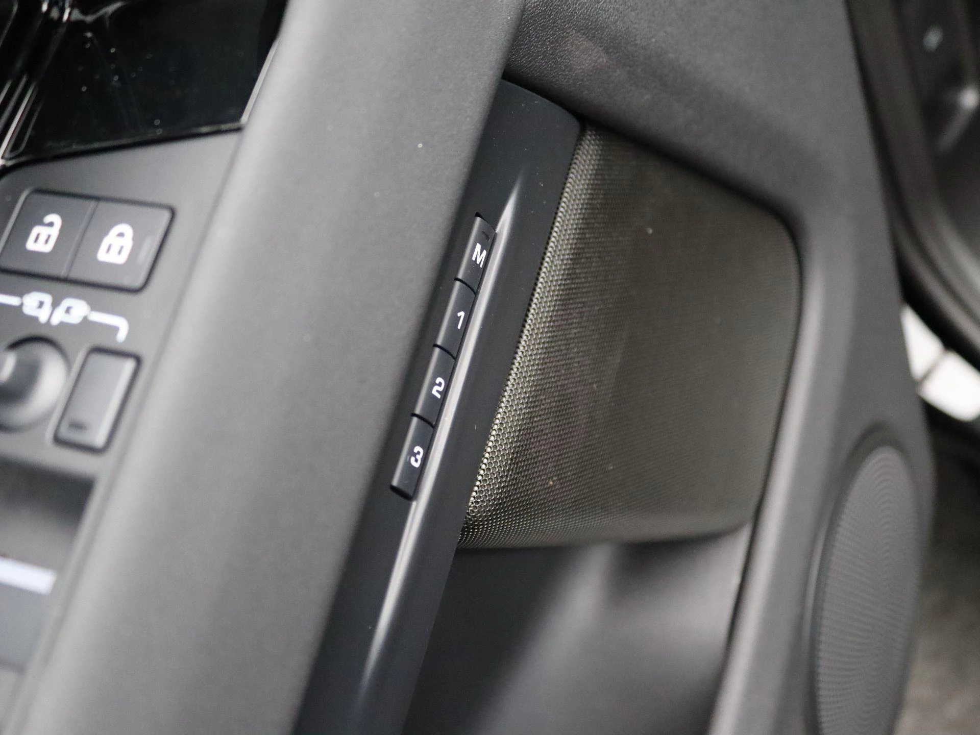 Land Rover-Range Rover Evoque-image-29