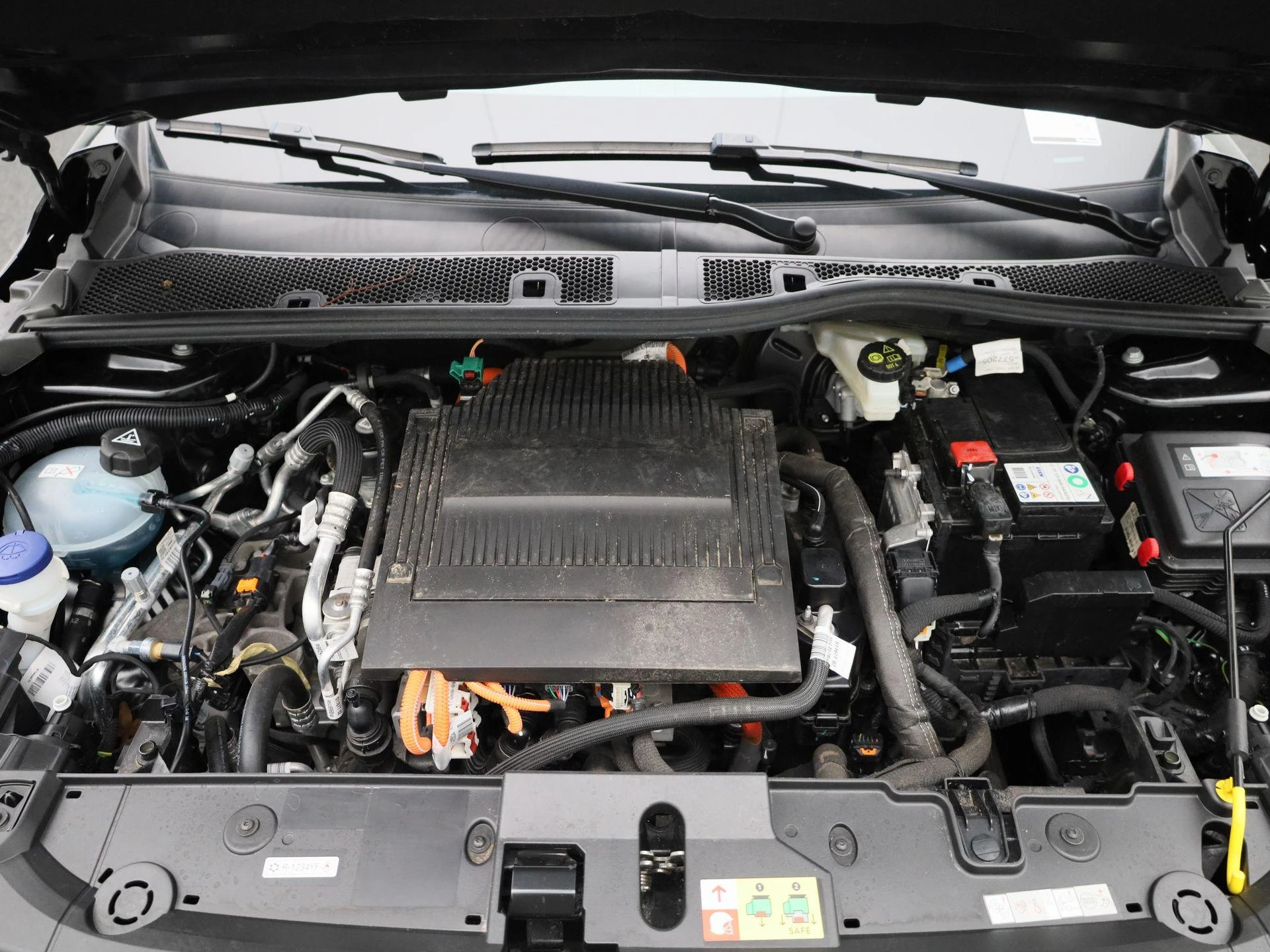 Peugeot-e-208-image-37