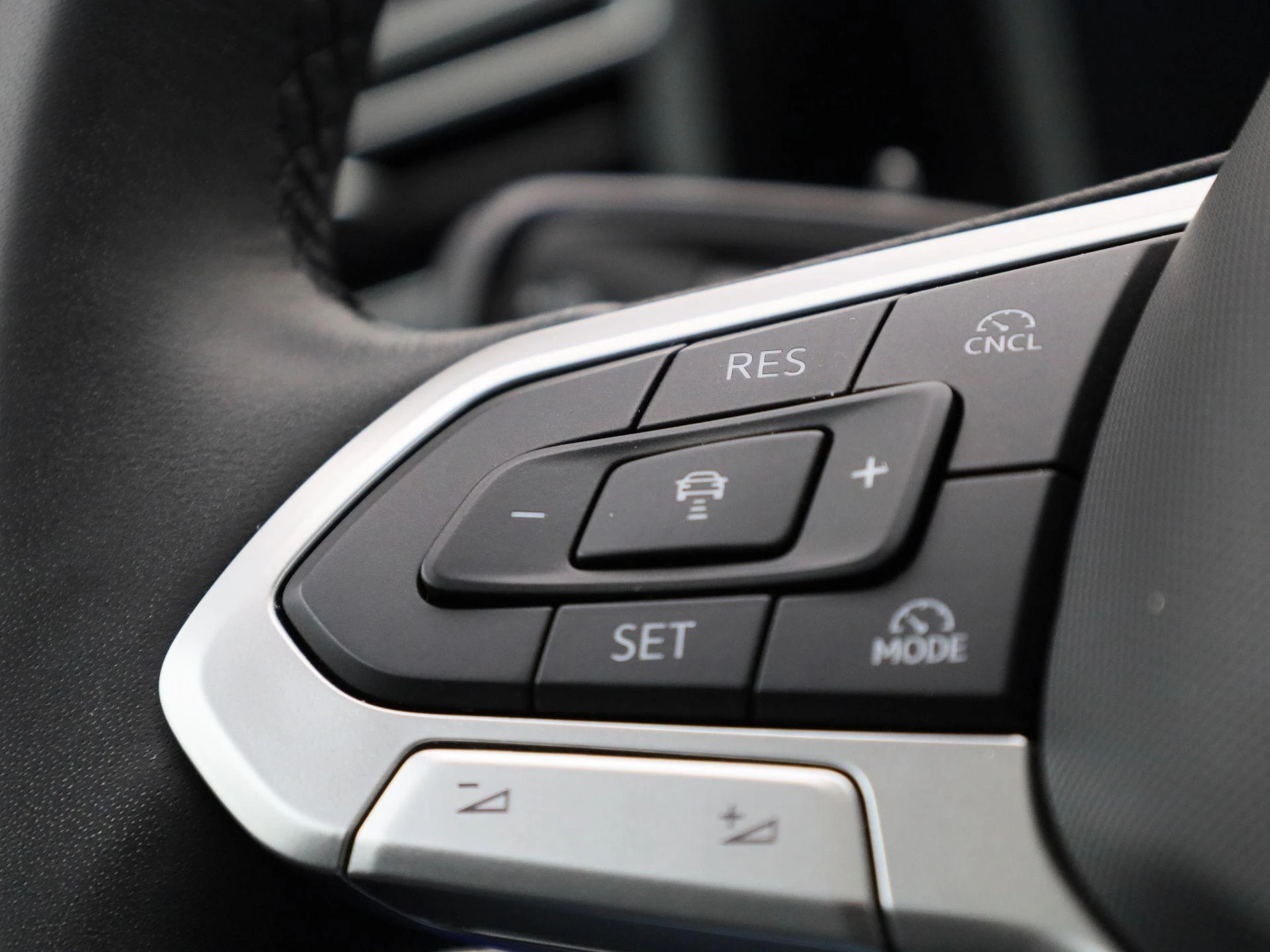 Volkswagen-Tiguan-image-18