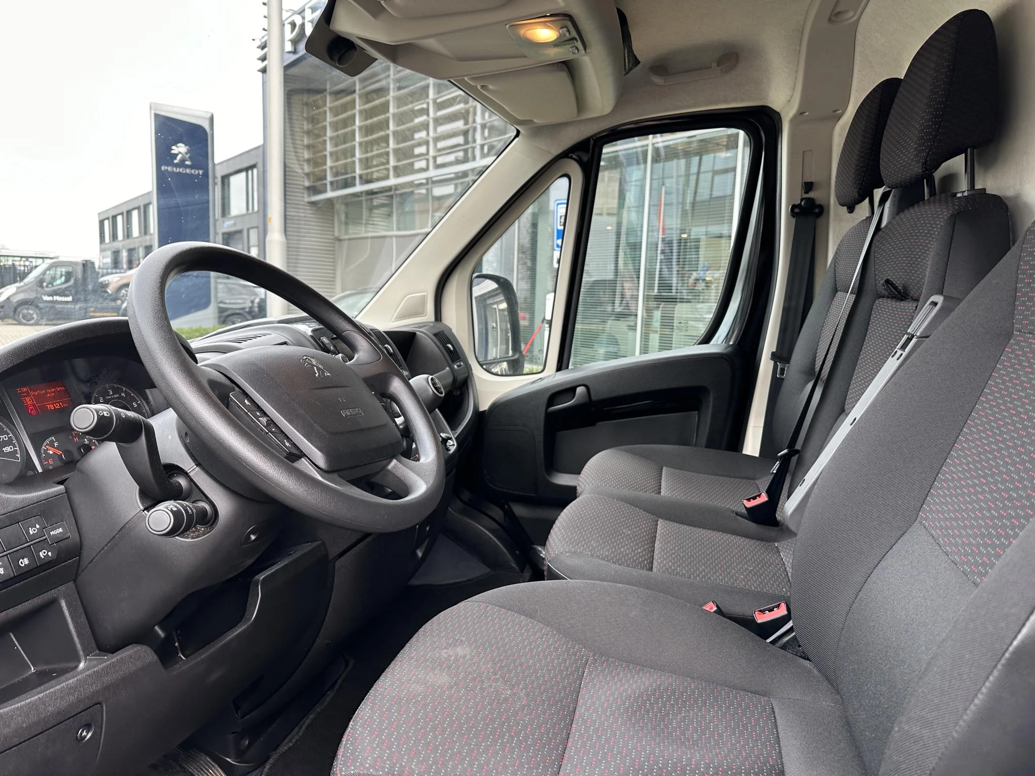 Peugeot Boxer 330 2.2 BlueHDi 120 L2H2 Asphalt