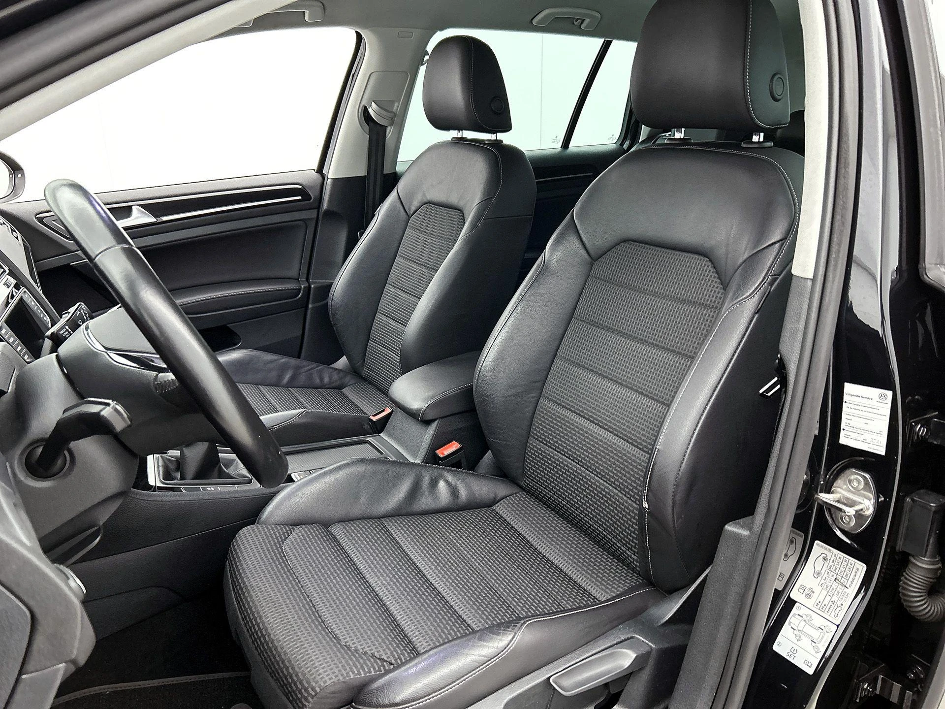 Volkswagen-Golf-image-38