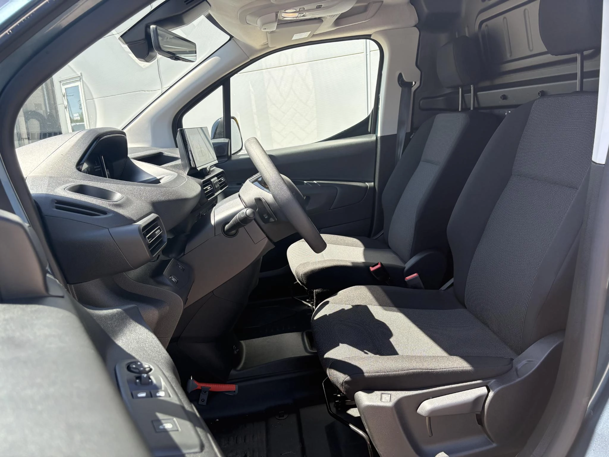 Peugeot-e-Partner-image-11