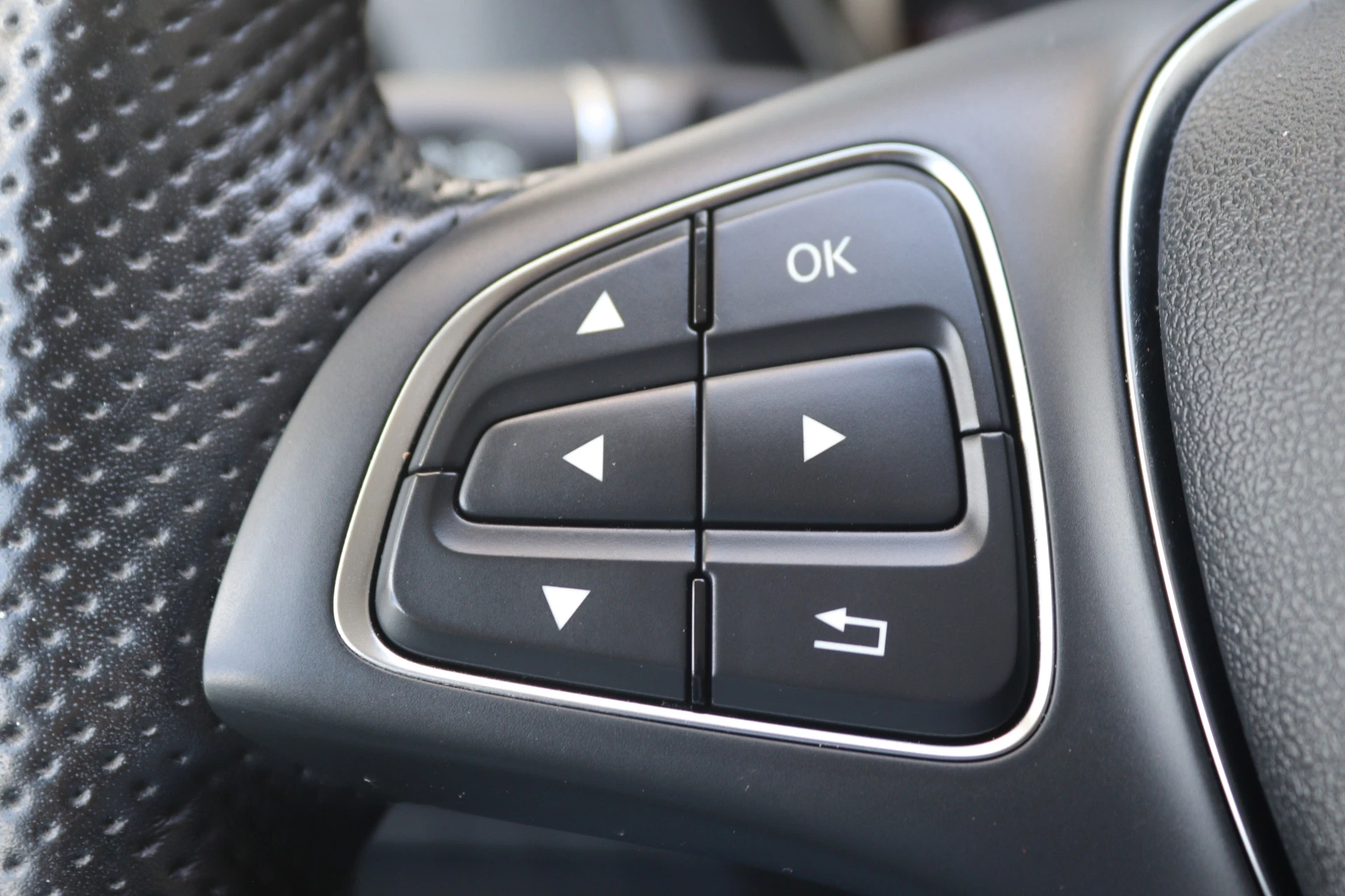 Mercedes-Benz-eVito-image-12