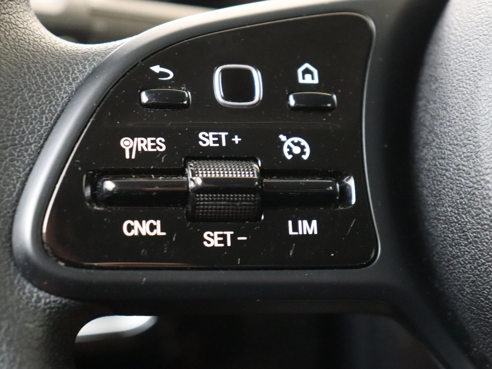 Mercedes-Benz-A-Klasse-image-11