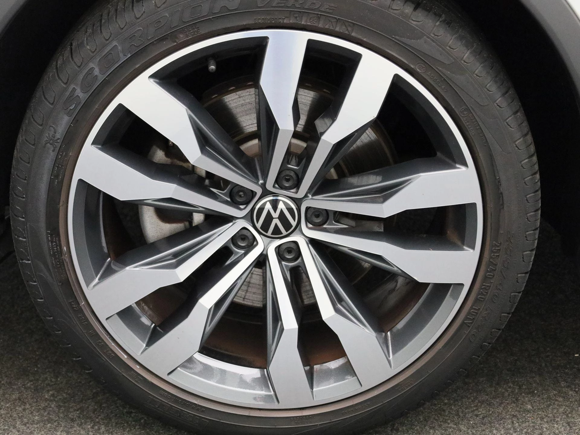 Volkswagen-Tiguan-image-15