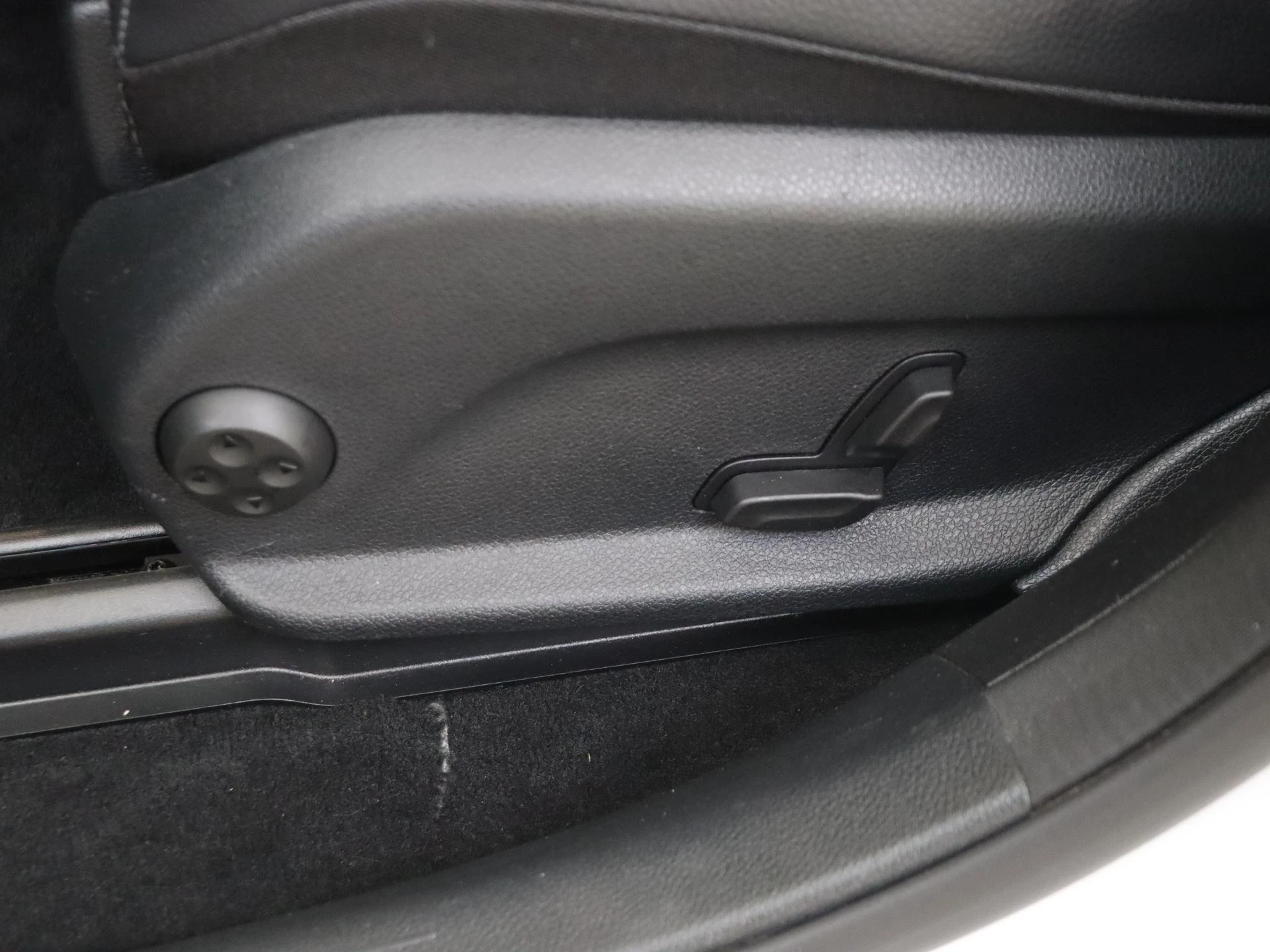 Mercedes-Benz-EQC-image-27