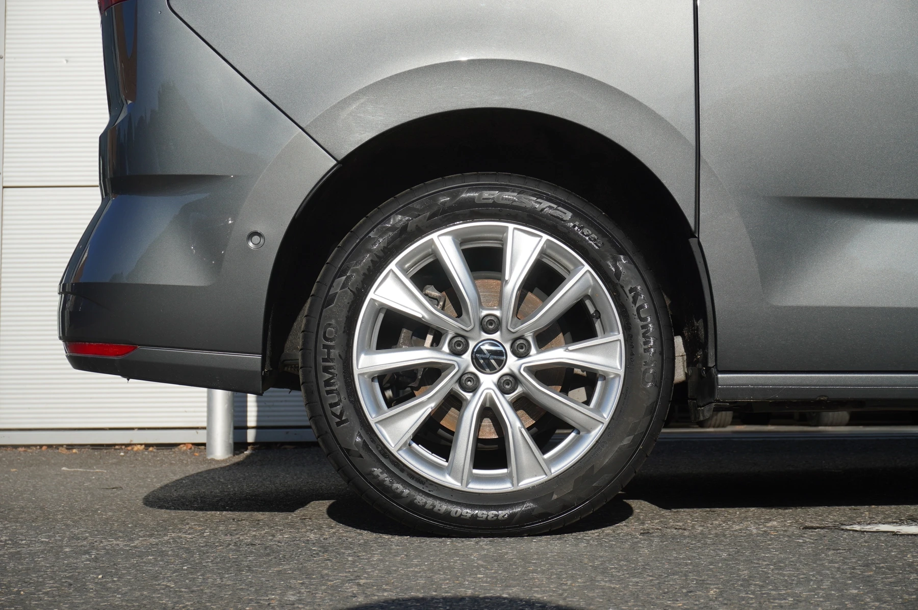 Volkswagen-Multivan-image-25