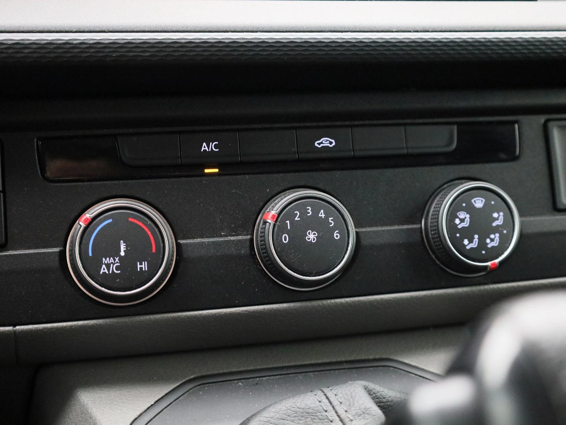 Volkswagen-Transporter-image-21