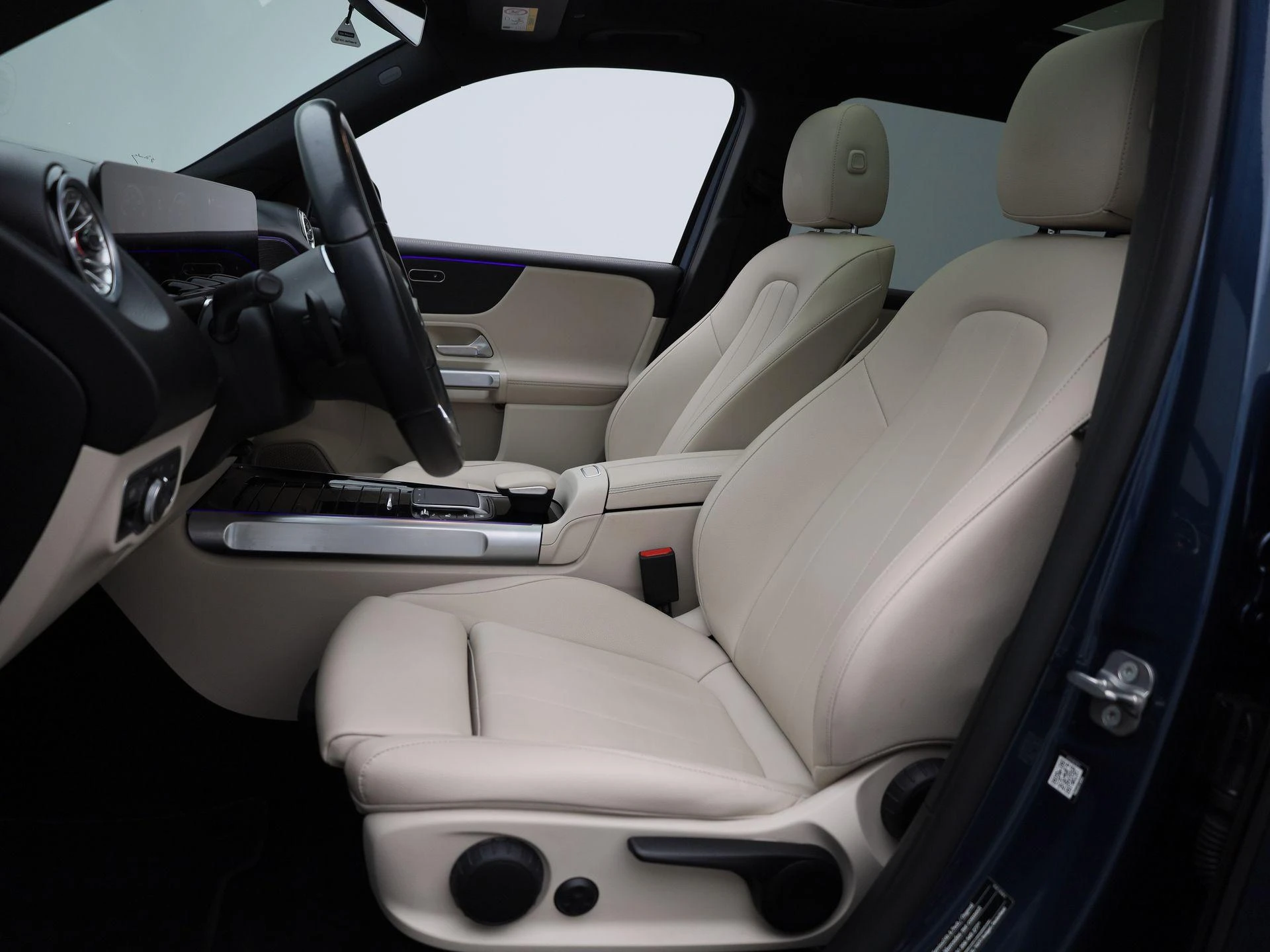 Mercedes-Benz-EQB-image-10