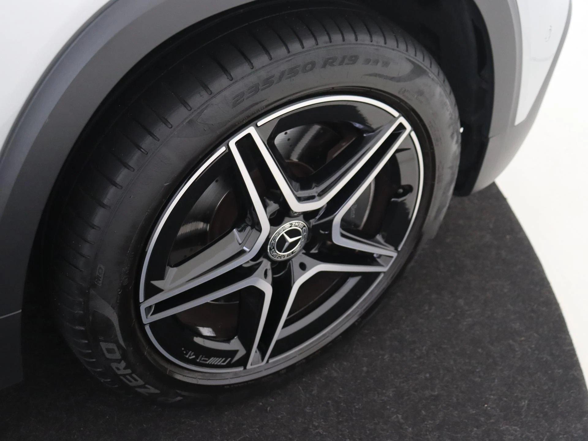 Mercedes-Benz-GLB-image-11