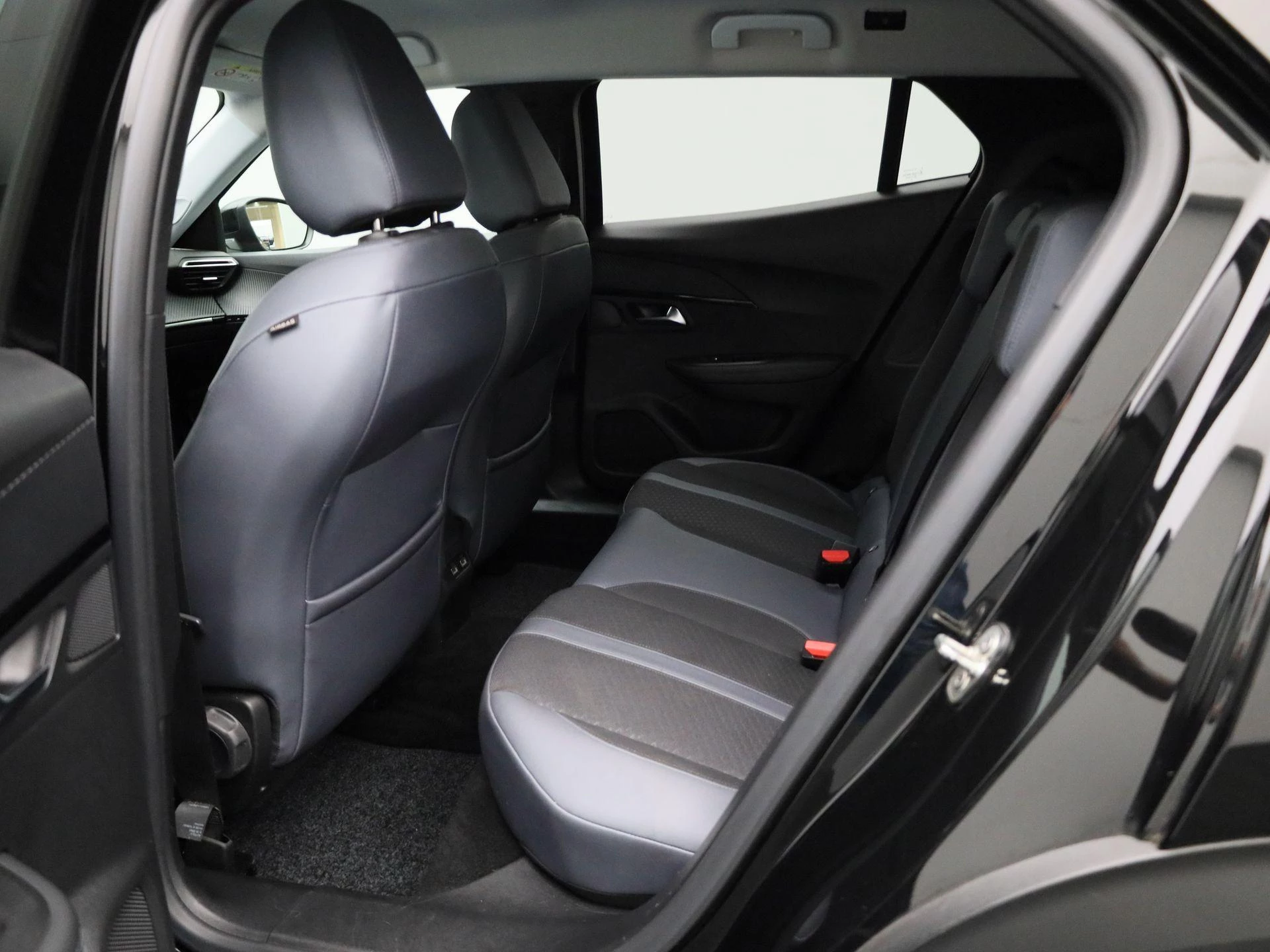 Peugeot-e-2008-image-11