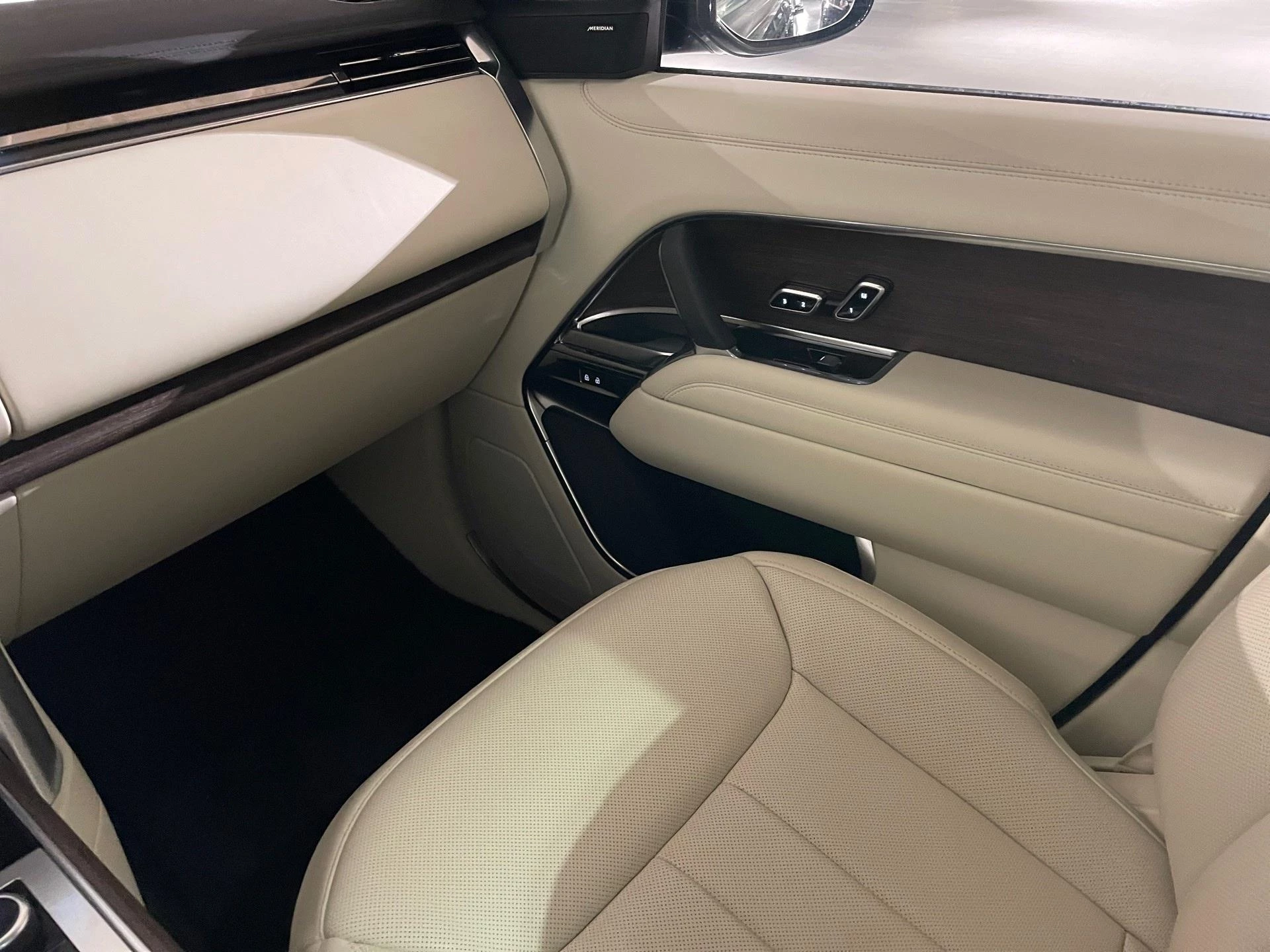 Land Rover-Range Rover-image-1