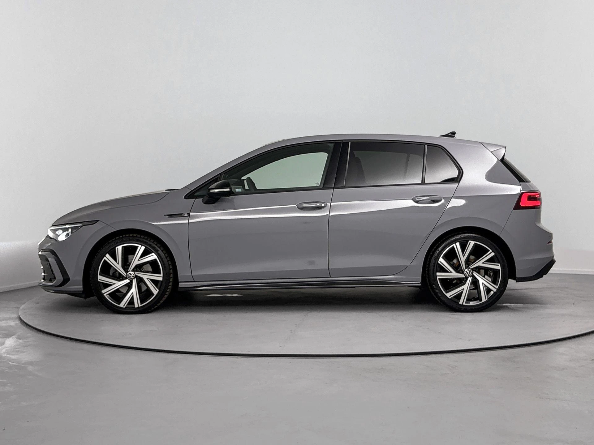 Volkswagen-Golf-image-1