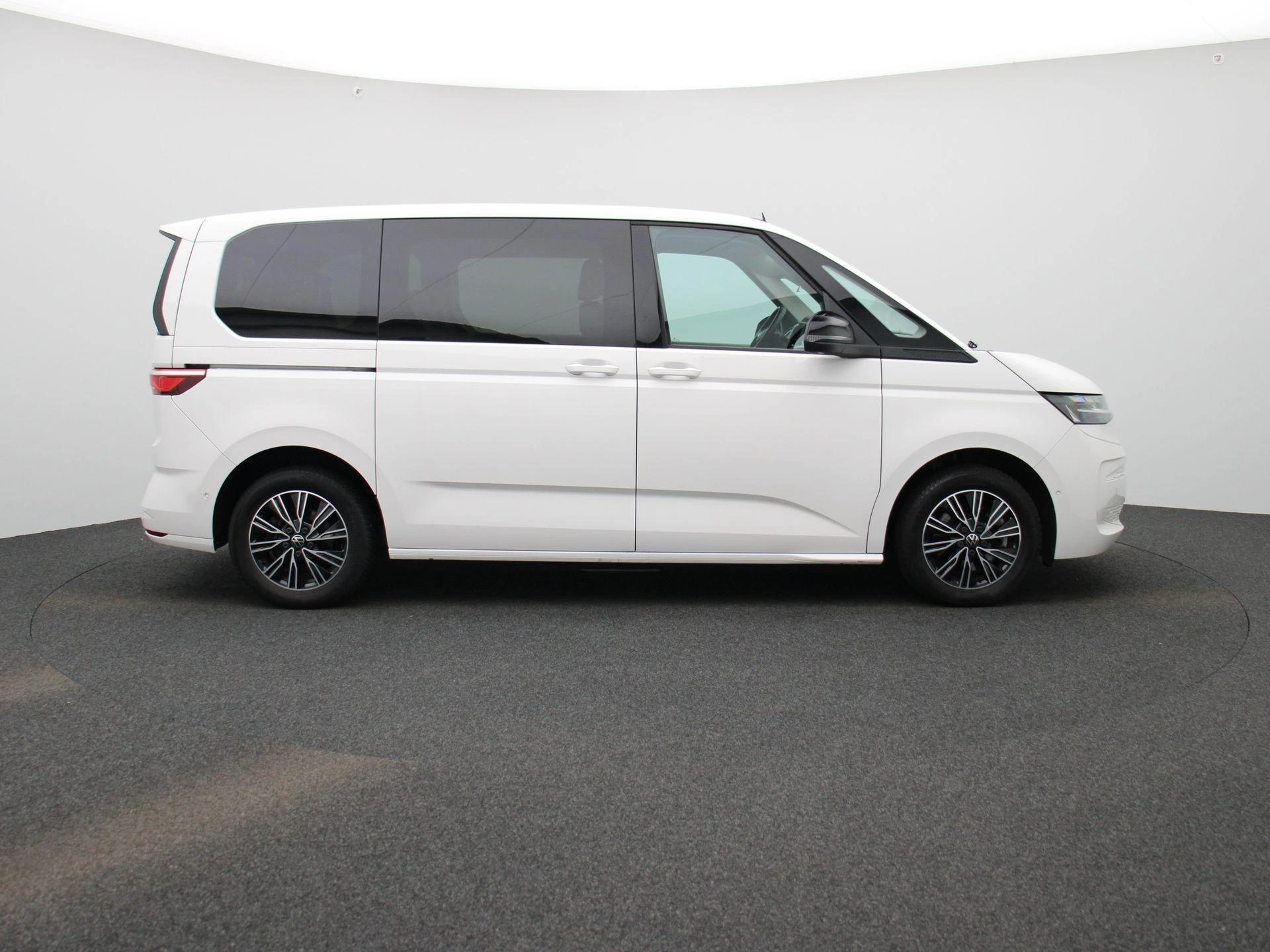 Volkswagen-Multivan-image-5