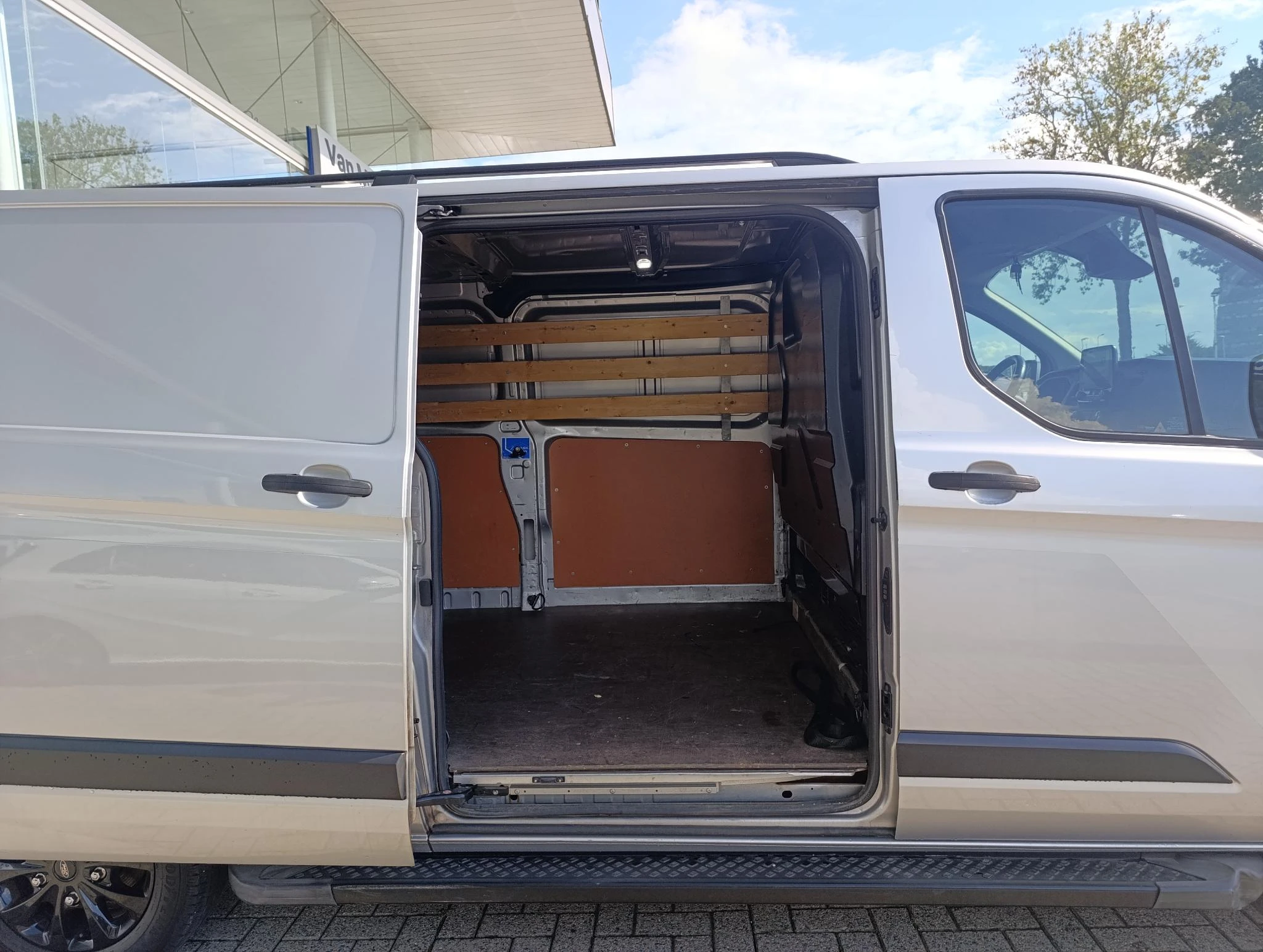 Ford-Transit Custom-image-5