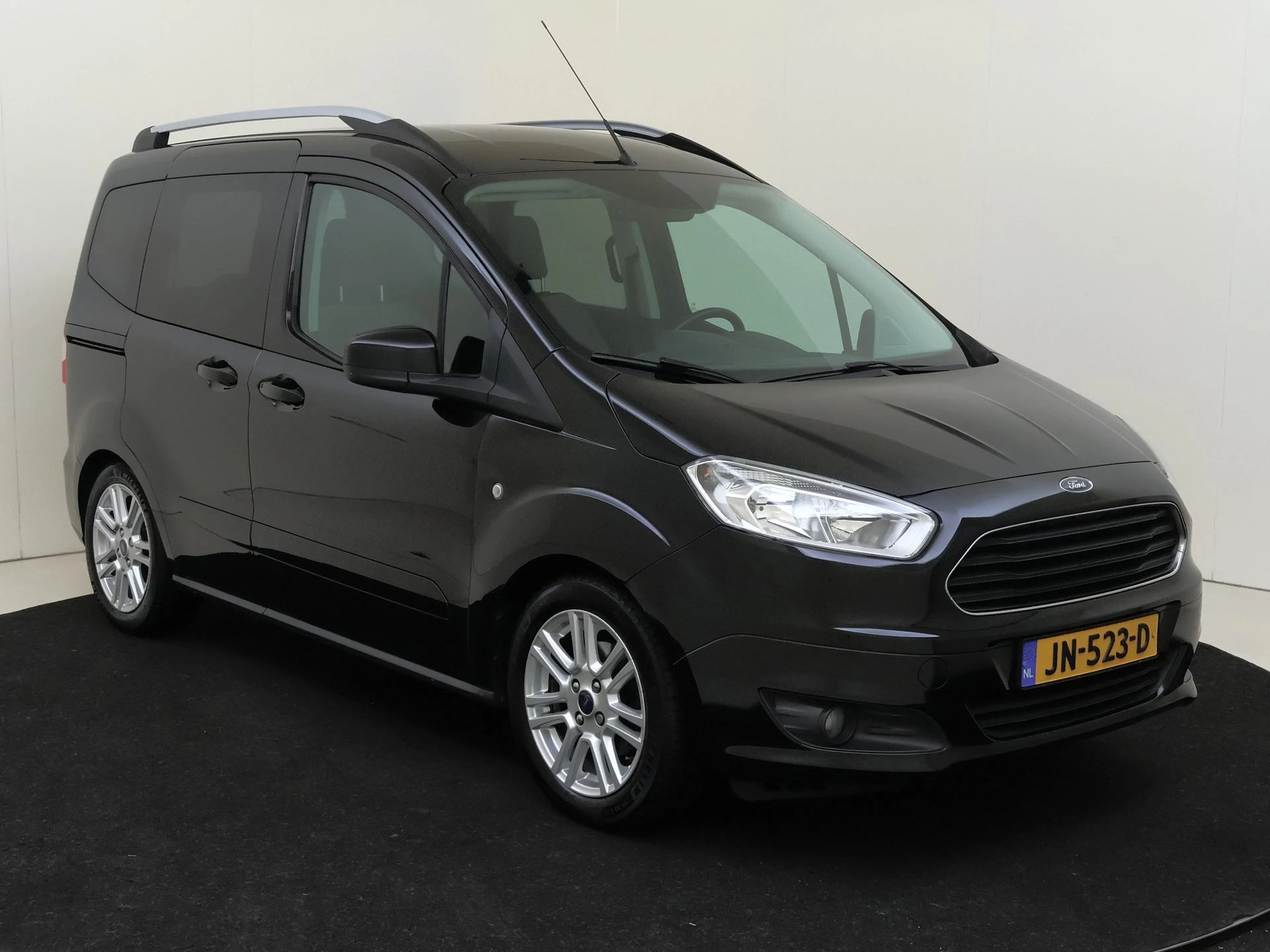 Ford-Tourneo Courier-image-1