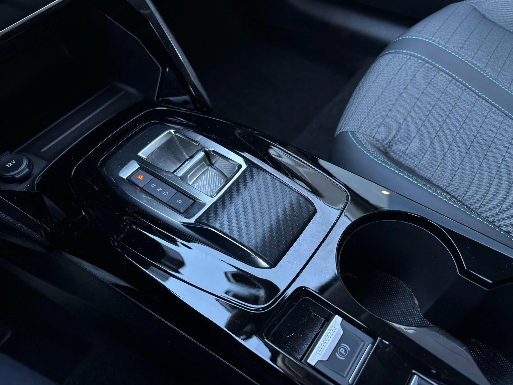 Peugeot-e-208-image-12