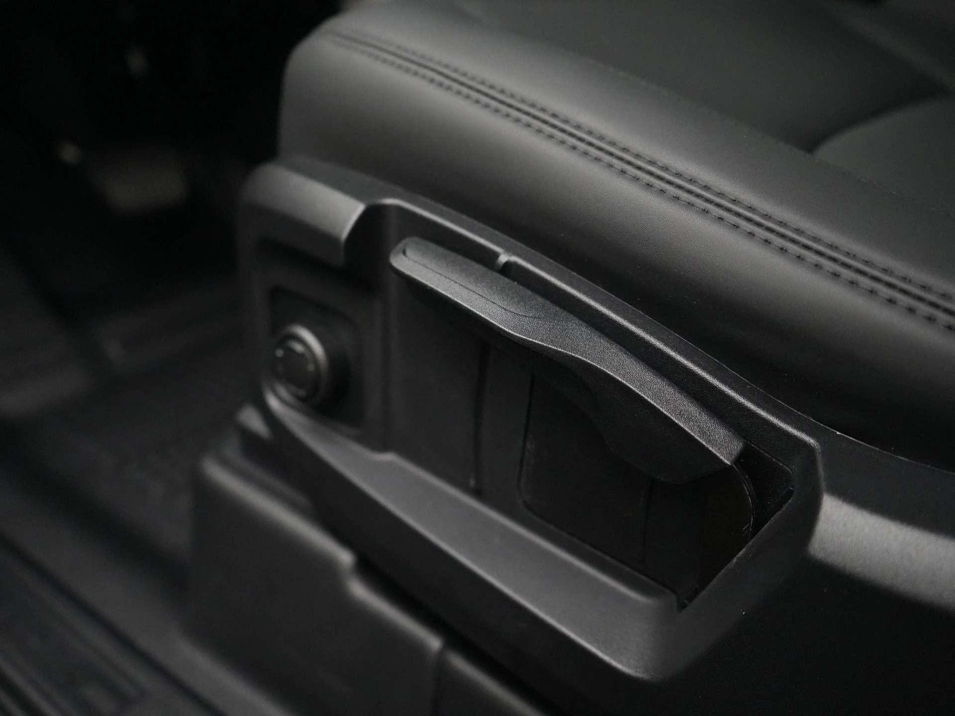 Land Rover-Defender-image-36