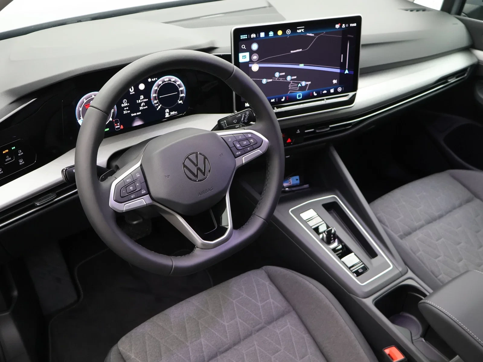 Volkswagen Golf VIII Golf Life Business 1.5eTSI 116PK AUTOMAAT * DEMO *