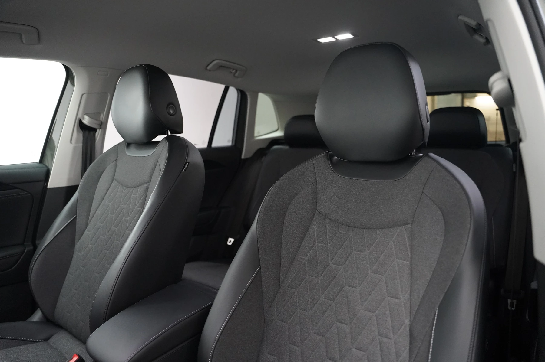 Volkswagen-Tiguan-image-27