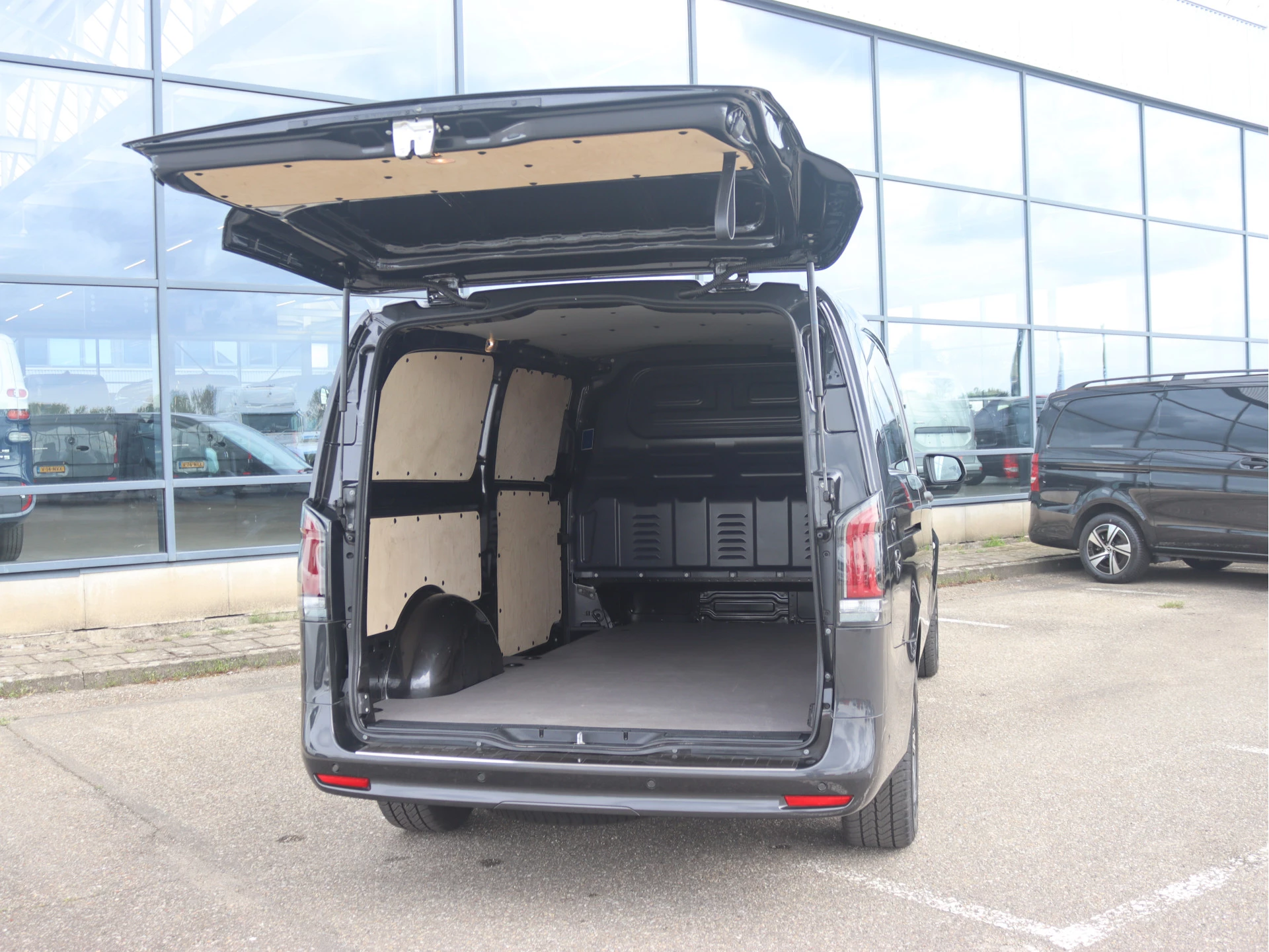 Mercedes-Benz-Vito-image-2