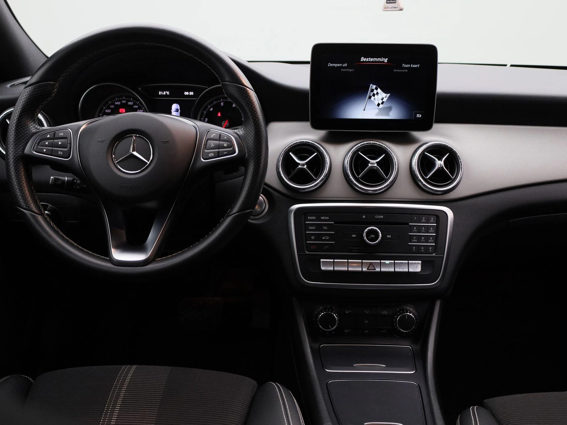 Mercedes-Benz-CLA-image-6