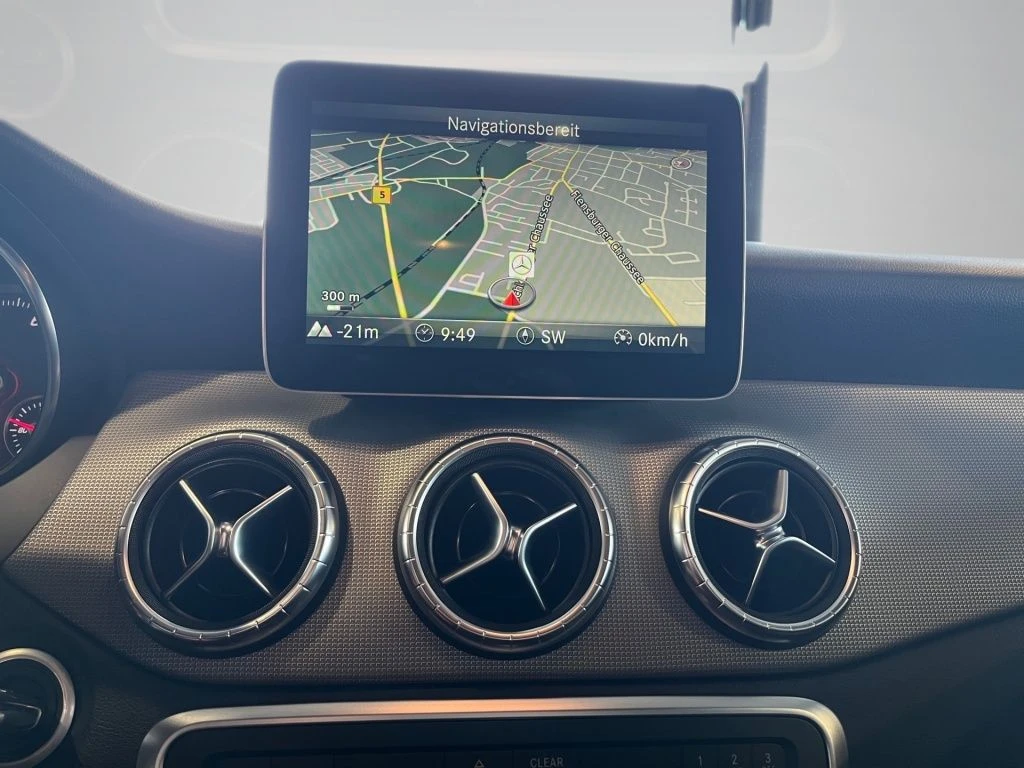 Mercedes-Benz-CLA 180-image-6