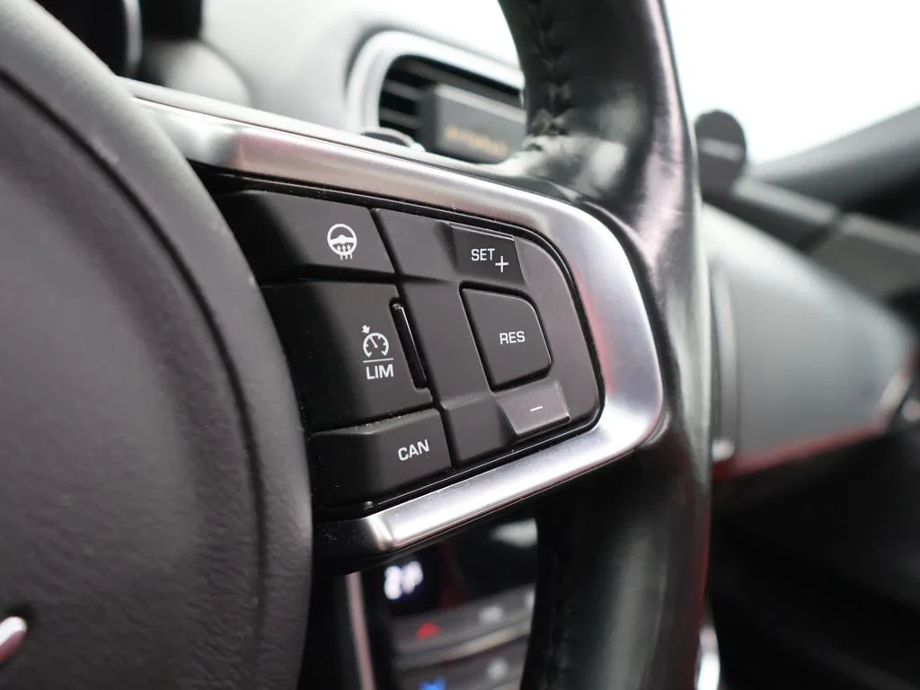 Jaguar-XE-image-19