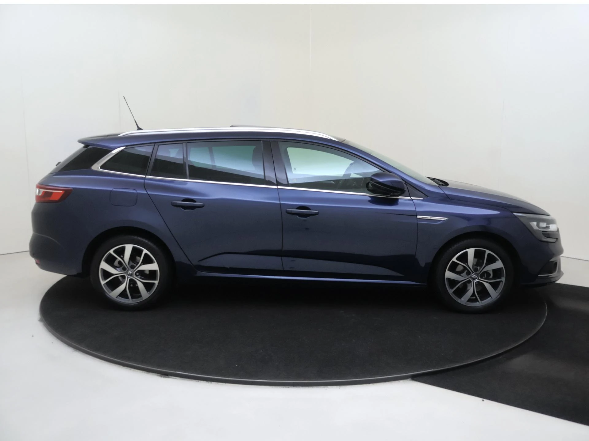 Renault-Mégane Estate-image-8