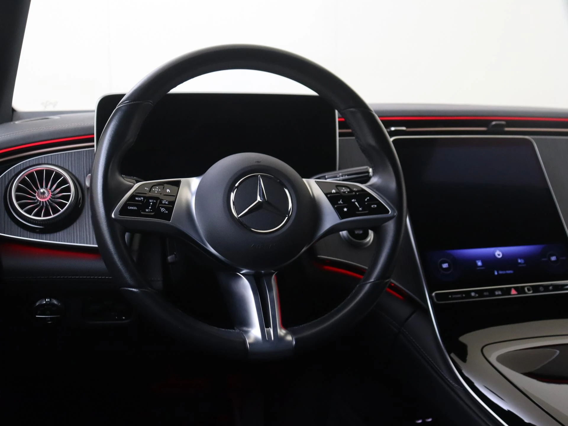 Mercedes-Benz-EQE-image-9