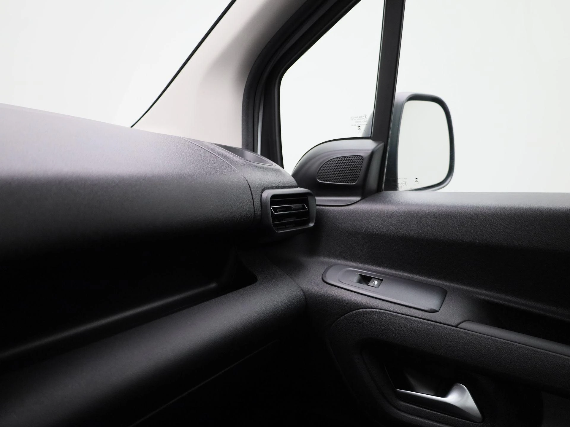 Opel-Combo Life-image-23