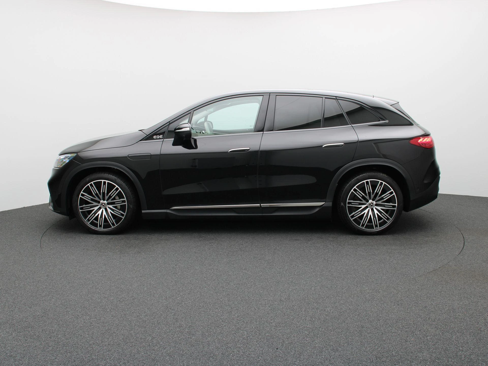Mercedes-Benz-EQE-image-3