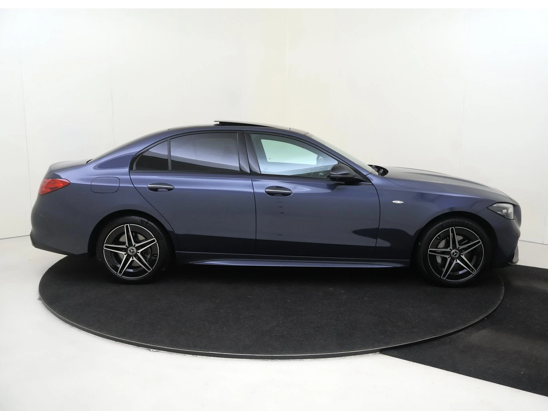 Mercedes-Benz-C-Klasse-image-9