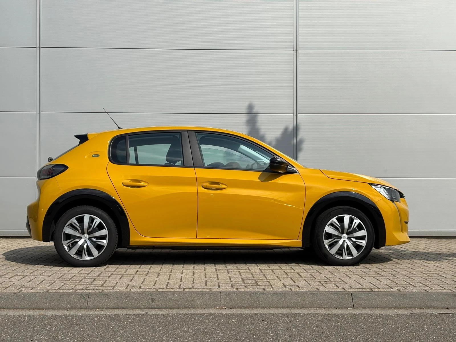 Peugeot-e-208-image-6