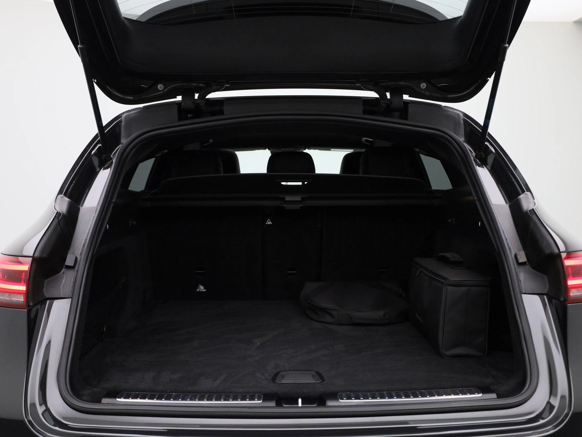 Mercedes-Benz-EQC-image-15