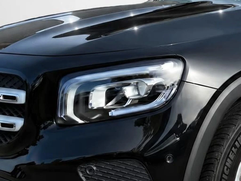 Mercedes-Benz-GLB 180-image-4