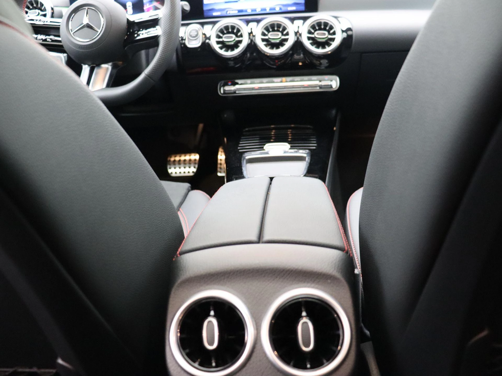 Mercedes-Benz-CLA-image-17