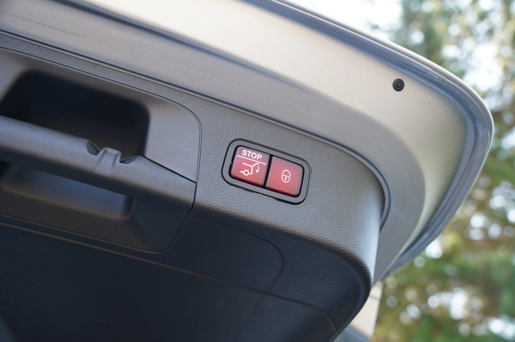 Mercedes-Benz-EQC-image-22