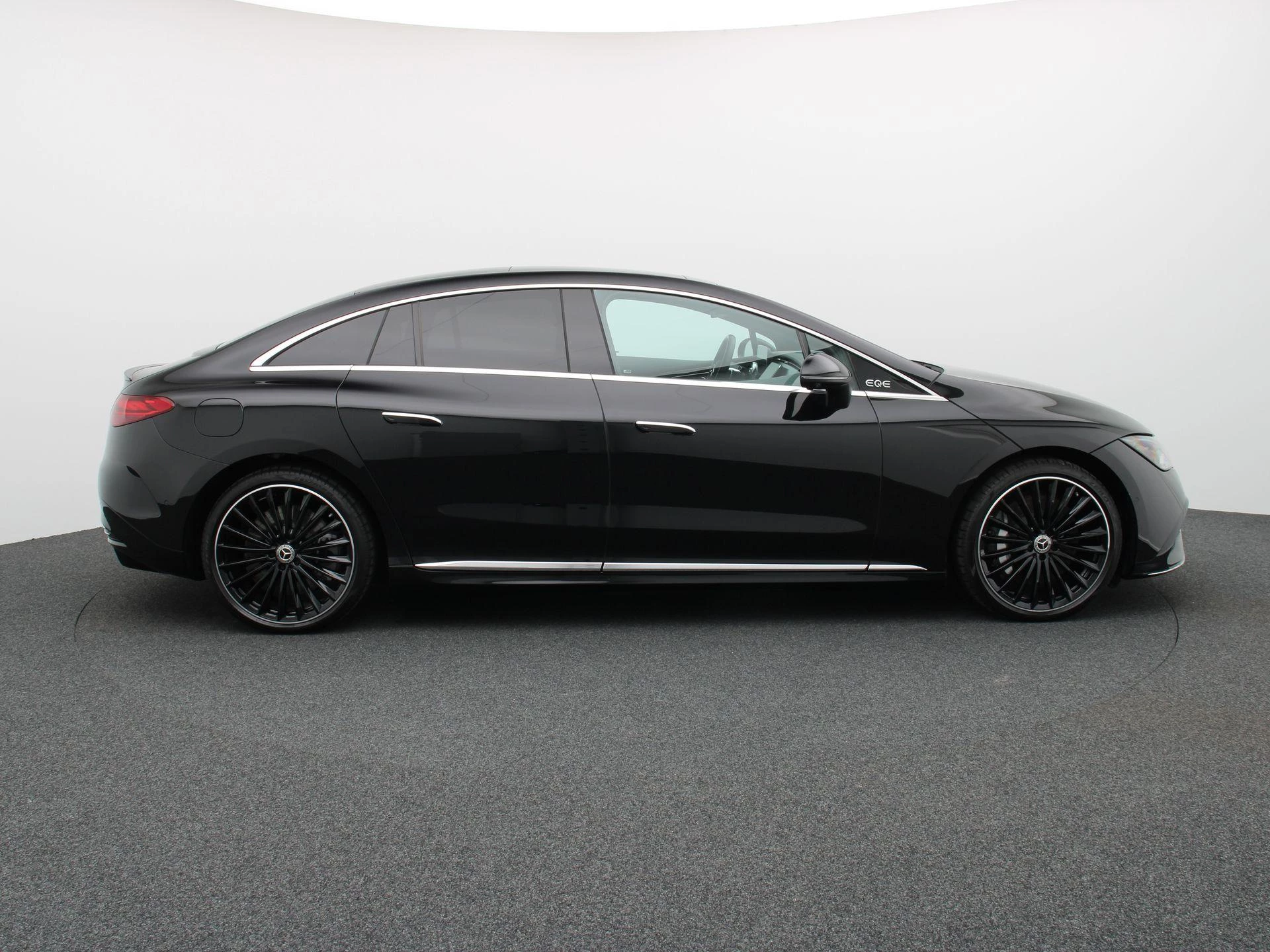 Mercedes-Benz-EQE-image-5