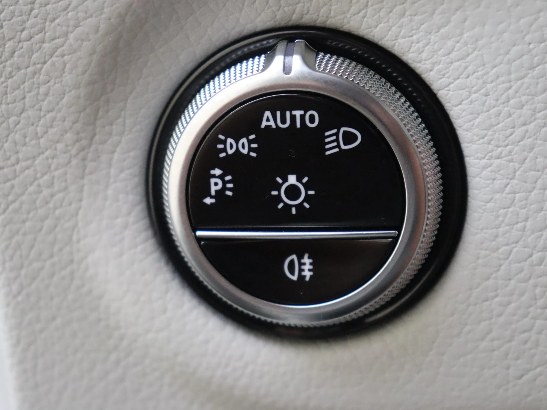 Mercedes-Benz-EQE-image-24