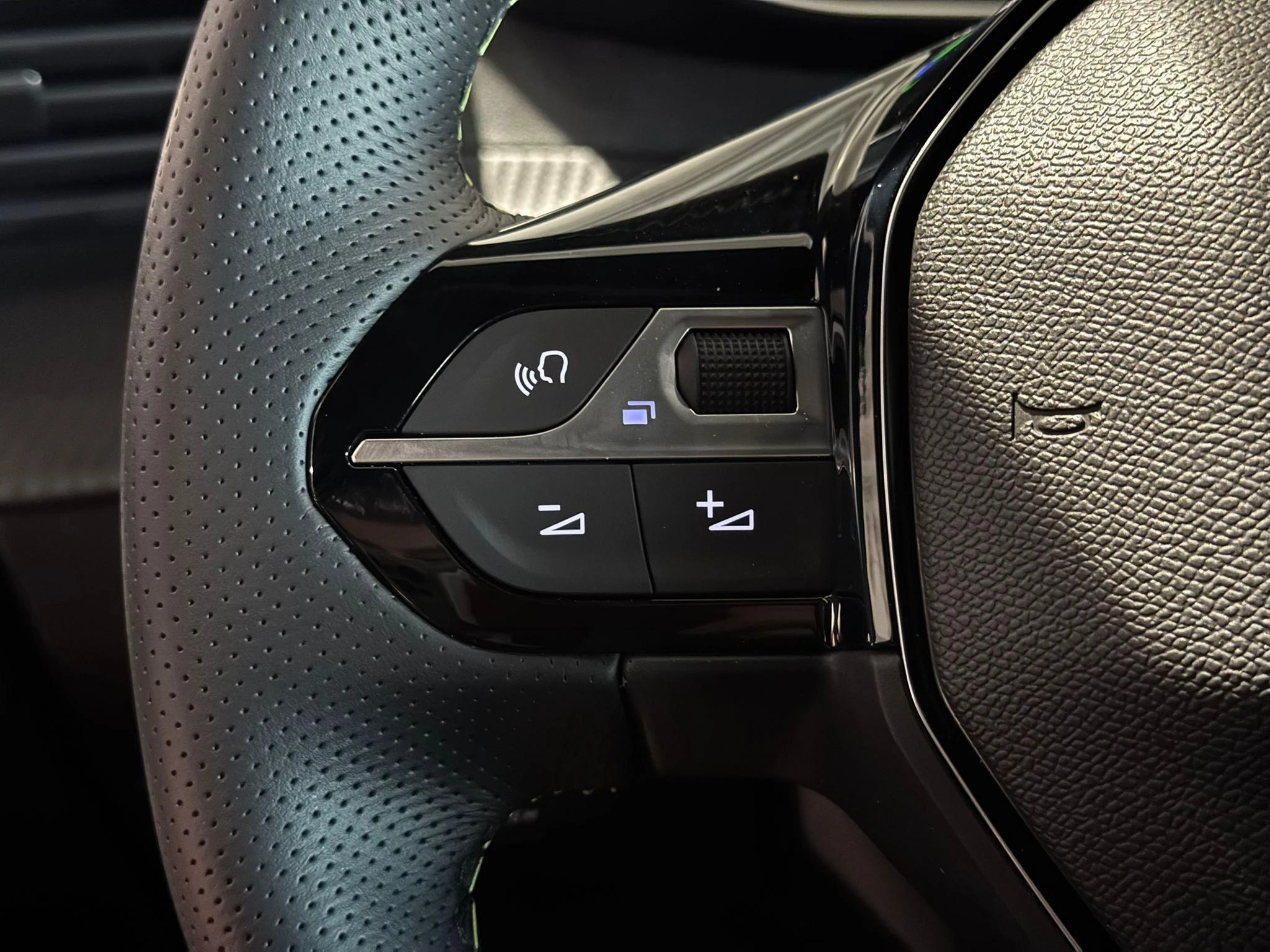 Peugeot-e-208-image-19