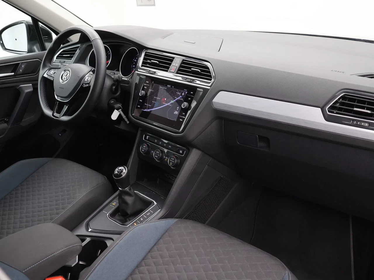 Volkswagen-Tiguan-image-9