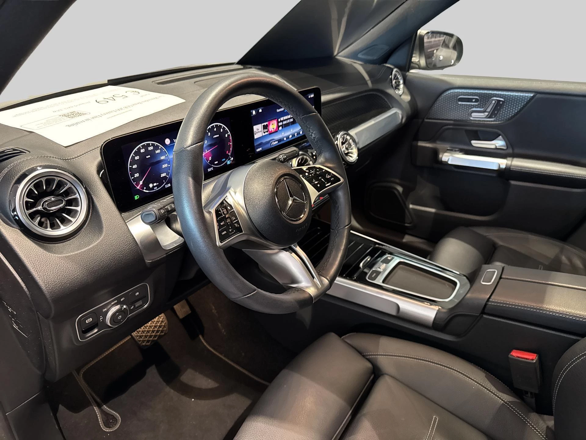 Mercedes-Benz GLB 200 Luxury Line + LEDER + PANO DAK + TREKHAAK + MULTIBEAM +