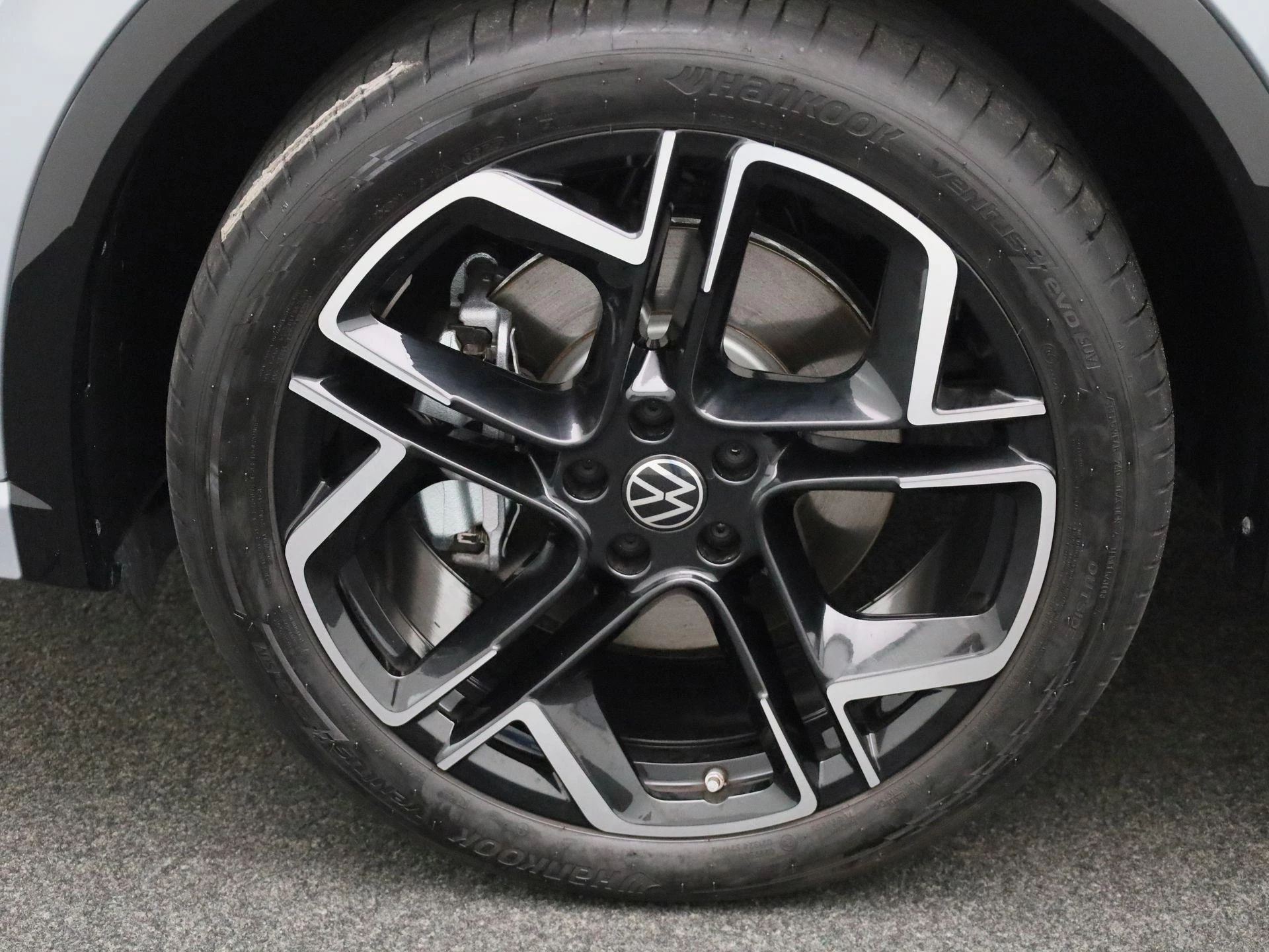 Volkswagen-Tiguan-image-13