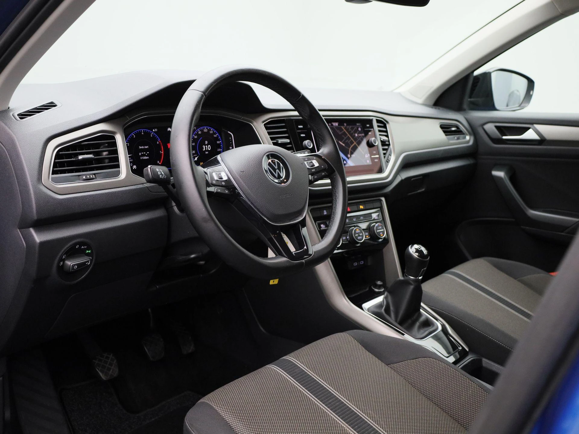 Volkswagen-T-Roc-image-31