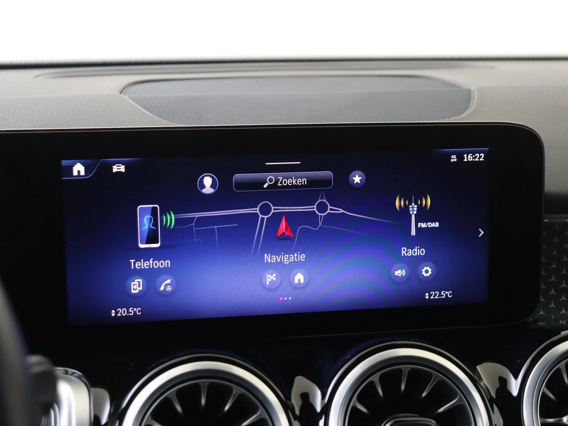 Mercedes-Benz-GLB-image-18