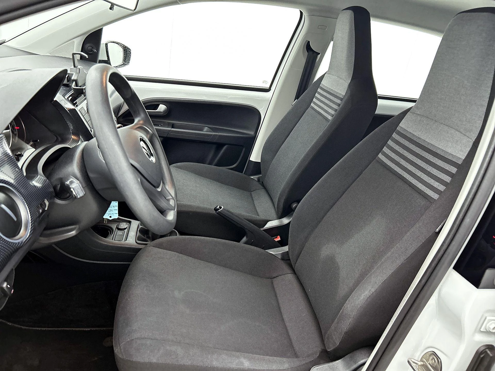 Volkswagen-up!-image-29